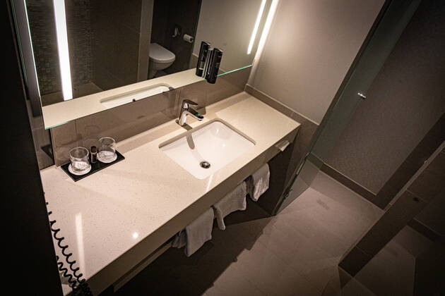 DEU, Deutschland, Berlin, 24.10.2021: Steigenberger Hotel Am Kanzleramt, Hotelzimmer. Deutsche Hospitality, vormals Steigenberger Hotel Group, im Besitz der Huazhu Group. Badezimmer