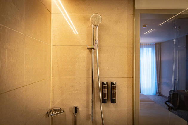 DEU, Deutschland, Berlin, 24.10.2021: Steigenberger Hotel Am Kanzleramt, Hotelzimmer. Deutsche Hospitality, vormals Steigenberger Hotel Group, im Besitz der Huazhu Group. Badezimmer, Dusche