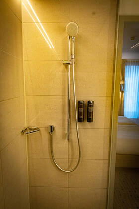 DEU, Deutschland, Berlin, 24.10.2021: Steigenberger Hotel Am Kanzleramt, Hotelzimmer. Deutsche Hospitality, vormals Steigenberger Hotel Group, im Besitz der Huazhu Group. Badezimmer, Dusche