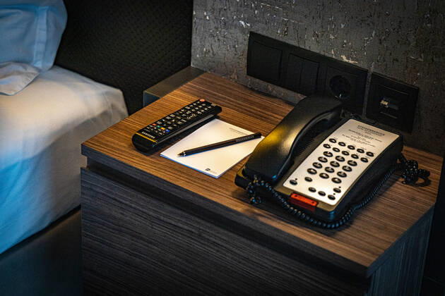 DEU, Deutschland, Berlin, 24.10.2021: Steigenberger Hotel Am Kanzleramt, Hotelzimmer. Deutsche Hospitality, vormals Steigenberger Hotel Group, im Besitz der Huazhu Group. Notizblock, Telefon