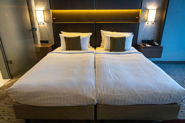 DEU, Deutschland, Berlin, 24.10.2021: Steigenberger Hotel Am Kanzleramt, Hotelzimmer. Deutsche Hospitality, vormals Steigenberger Hotel Group, im Besitz der Huazhu Group. Bett, Hotelbett, Doppelbett