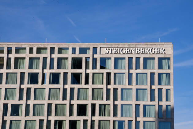 DEU, Deutschland, Berlin, 25.10.2021: Steigenberger Hotel Am Kanzleramt, Hotelzimmer. Deutsche Hospitality, vormals Steigenberger Hotel Group, im Besitz der Huazhu Group. Außenansicht.