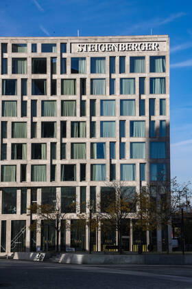 DEU, Deutschland, Berlin, 25.10.2021: Steigenberger Hotel Am Kanzleramt, Hotelzimmer. Deutsche Hospitality, vormals Steigenberger Hotel Group, im Besitz der Huazhu Group. Außenansicht.