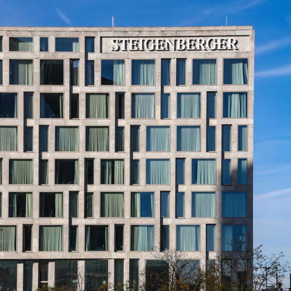 DEU, Deutschland, Berlin, 25.10.2021: Steigenberger Hotel Am Kanzleramt, Hotelzimmer. Deutsche Hospitality, vormals Steigenberger Hotel Group, im Besitz der Huazhu Group. Außenansicht.