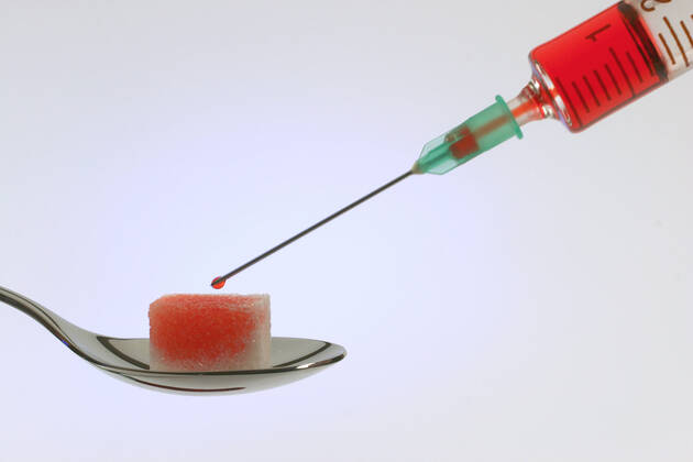 Wuerfelzucker mit einer Spritze, Dianetis, Zuckerkrank, Insulin, Blut, McPBBO