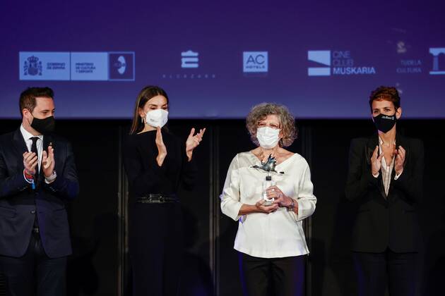 Queen Letizia of Spain (2L) stands next to María Bardem (2R), daughter of late Spanish filmmaker Juan Antonio Bardem, during a tribute gala held in his honor and two other late Spanish filmmakers; Luis Garcia Berlanga and Fernando Fernan Gomez, at Tudela s Debut Film Festival held in Tudela, Navarra, Spain, 29 October 2021. Spanish Queen attends 21st edition of Tudela s Debut Film Festival !ACHTUNG: NUR REDAKTIONELLE NUTZUNG!  Copyright: xJesusxDigesx GRAF2124 20211029-d94a90a6362e432a37a50e2663b120579b243f56