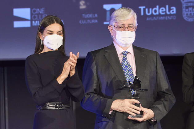29-10-2021 Madrid Queen Letizia with Fernando Fernan-Gomez, son of late Spanish filmmaker Fernando Fernan Gomez, attend the 21st edition of the cinema festival, Opera prima city of Tudela, at the Moncayo cinema in Tudela. No Spain Â  Copyright: xPPEx