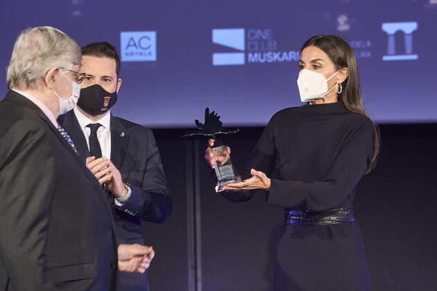 29-10-2021 Madrid Queen Letizia with Fernando Fernan-Gomez, son of late Spanish filmmaker Fernando Fernan Gomez, attend the 21st edition of the cinema festival, Opera prima city of Tudela, at the Moncayo cinema in Tudela. No Spain Â  Copyright: xPPEx