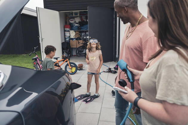 IMAGO Creative: Corporate: Klimaschutz, Digitalisierung und Urbanisierung Parents looking at daughter wearing swimming goggles in front yard Sweden, Skane, model released, property released Copyright: xMaskotx , MA89574
