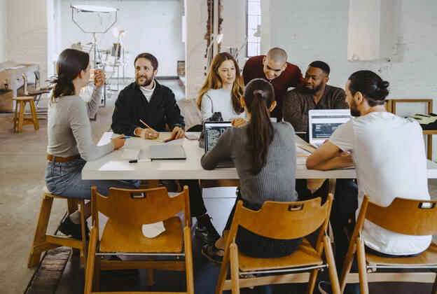 Computer programmers discussing in meeting at startup company Germany, Berlin, model released, property released Copyright: xMaskotx , MA90118