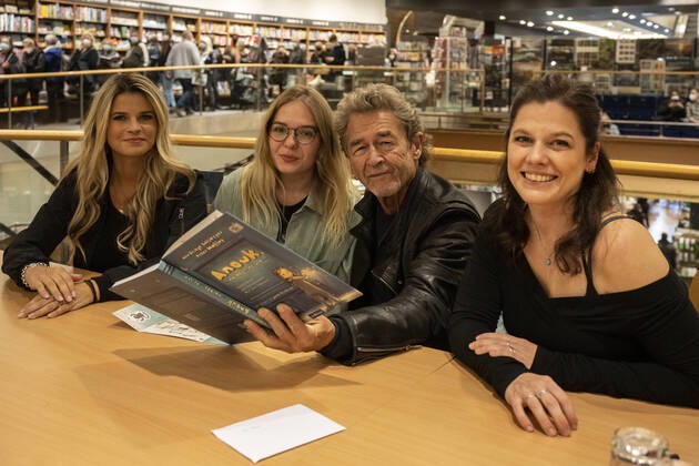 Bilder des Jahres 2021, Entertainment 10 Oktober Entertainment Themen der Woche KW43 News Bilder des Tages Entertainment Bilder des Tages Ehepaar Maffay signiert Kinderbuch Anouk . Der Fan Fan der ersten Geburtsstunde durfte sich gleich zu Beginn der Autogramm- und Signierstunde zwischen Musiker und Autor Peter Maffay und dessen Ehefrau Hendrikje Balsmeyer setzen. Das Kinderbuch Anouk wurde vom Ehepaar Hendrikje Balsmeyer und Peter Maffay gemeinsam geschrieben. Rechts die Illustratorin JoÃ«lle Tourlonias. Aus deren Feder stammen die Illustrationen in dem Kinderbuch Anouk . Bonn Nordrhein-Westfalen Deutschland