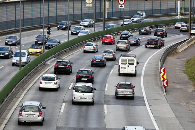 Stau im Verkehr mit Autos auf einer Autobahn Strasse McPBBO