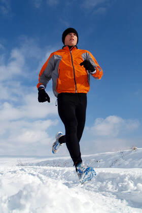 IMAGO Creative: Alternativer Wintersport bb_003_60602251 (24393 BB_003_60602251), Jogger im Schnee, ( INSADCO Bilderbox)