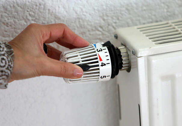 Ein Heizungsregler in einer Wohnung wird aufgedreht. Ein Heizungsregler in einer Wohnung wird aufgedreht. Germany