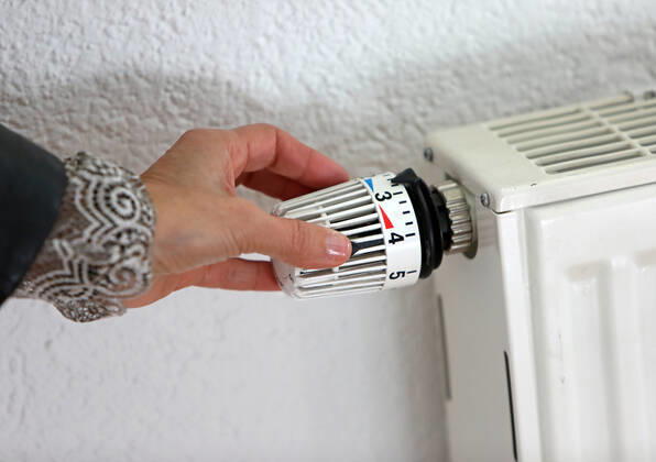 Ein Heizungsregler in einer Wohnung wird aufgedreht. Ein Heizungsregler in einer Wohnung wird aufgedreht. Germany