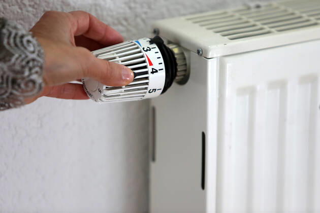 Ein Heizungsregler in einer Wohnung wird aufgedreht. Ein Heizungsregler in einer Wohnung wird aufgedreht. Germany