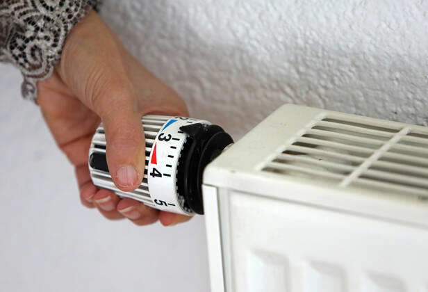Ein Heizungsregler in einer Wohnung wird aufgedreht. Ein Heizungsregler in einer Wohnung wird aufgedreht. Germany
