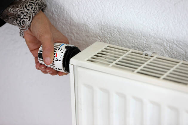 Ein Heizungsregler in einer Wohnung wird aufgedreht. Ein Heizungsregler in einer Wohnung wird aufgedreht. Germany