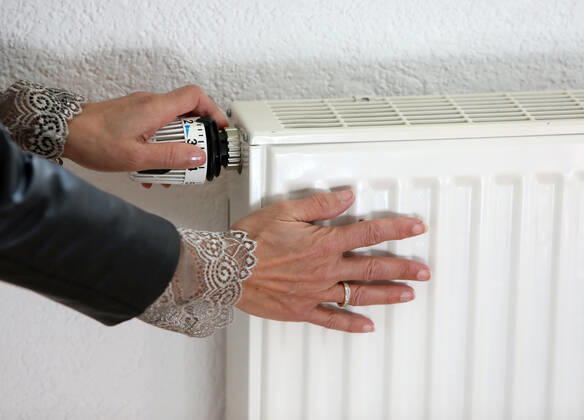 Ein Heizungsregler in einer Wohnung wird aufgedreht. Ein Heizungsregler in einer Wohnung wird aufgedreht. Germany