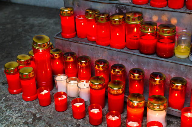 Viele Grablichter zu Allerheiligen leuchten auf einem Friedhof McPBBO