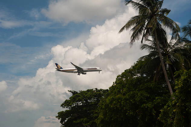 10.08.2021, Singapur, Republik Singapur, Asien - Ein Airbus A350-900 Passagierflugzeug der Singapore Airlines fliegt ueber den Changi Beach Park bevor es auf dem internationalen Flughafen Changi landet.