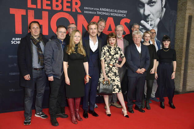 Till Derenbach, Thomas Wendrich, Christian Granderath, Anja Schneider, Albrecht Schuch, Michael Souvignier, Jella Haase, Gast, Christoph Liedke, Jörg Schüttauf, Zoe Valks, Andreas Kleinert und Paula Hans bei der Premiere des Kinofilms Lieber Thomas im Kino International. Berlin, 03.11.2021