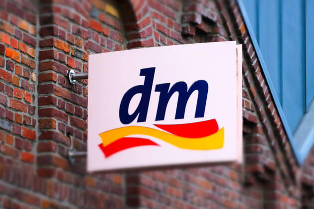 Düsseldorf 04.11.2021 DM Drogeriemarkt Drogerie Discounter Logo Düsseldorf Nordrhein-Westfalen Deutschland