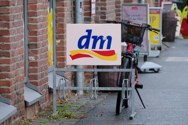 Düsseldorf 04.11.2021 DM Drogeriemarkt Drogerie Discounter Logo Düsseldorf Nordrhein-Westfalen Deutschland