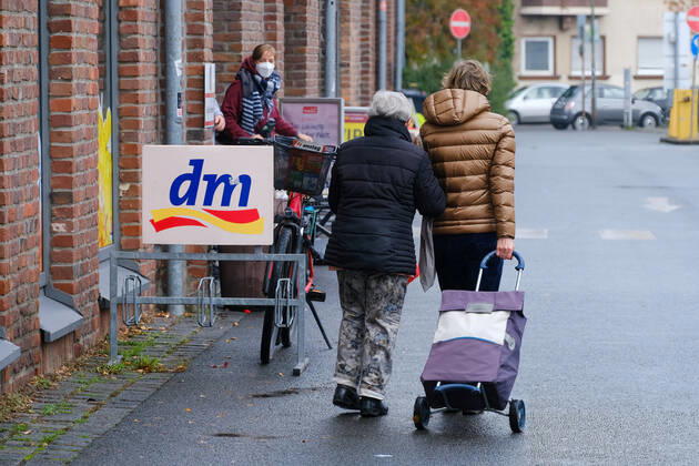 Düsseldorf 04.11.2021 DM Drogeriemarkt Drogerie Discounter Logo Düsseldorf Nordrhein-Westfalen Deutschland