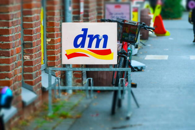 Düsseldorf 04.11.2021 DM Drogeriemarkt Drogerie Discounter Logo Düsseldorf Nordrhein-Westfalen Deutschland