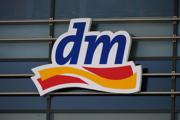 Düsseldorf 04.11.2021 DM Drogeriemarkt Drogerie Discounter Logo Düsseldorf Nordrhein-Westfalen Deutschland