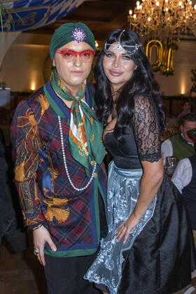 Julian F.M. Stoeckel und Micaela Schäfer bei der 10 Jahre Hofbräu Wirtshaus Berlin Jubiläumsparty mit Angermaier Trachten Modenschau im Hofbräu Wirtshaus. Berlin, 06.11.2021