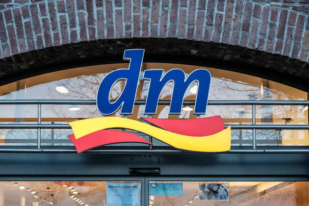 Düsseldorf 09.11.2021 DM Drogeriemarkt Drogerie Discounter Supermarkt Düsseldorf Nordrhein-Westfalen Deutschland
