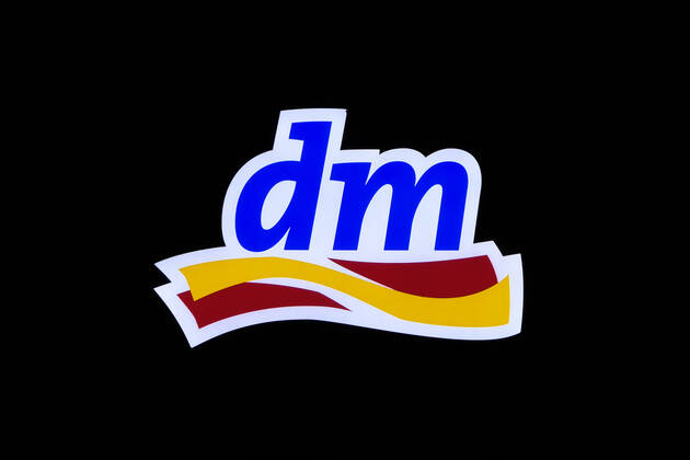Düsseldorf 10.11.2021 DM Drogeriemarkt Drogerie Discounter Logo Düsseldorf Nordrhein-Westfalen Deutschland