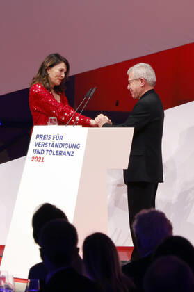 Iris Berben und Daniel Libeskind bei der Verleihung des Preises für Verständigung und Toleranz im Glashof des Jüdischen Museums. Berlin, 13.11.2021
