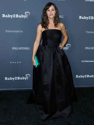 Baby2Baby 10-Year Gala 2021 Actress Jennifer Garner arrives at the Baby2Baby 10-Year Gala 2021 held at the Pacific Design Center on November 13, 2021 in West Hollywood, Los Angeles, California, United States. West Hollywood California United States Copyright: xImagexPressxAgencyx collin-baby2bab211114_npzp7