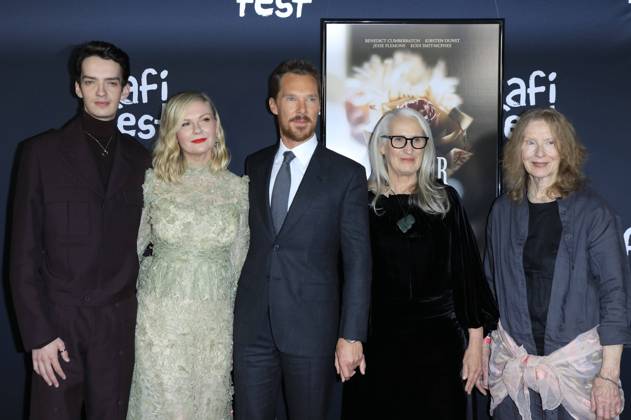 Kodi Smit-McPhee, Kirsten Dunst, Benedict Cumberbatch, Jane Campion und Frances Conroy bei der Premiere des Kinofilms The Power of the Dog im TCL Chinese Theater. Los Angeles, 11.11.2021