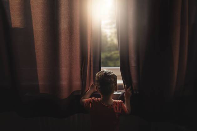 IMAGO Creative: Gesellschaft, Armut IMAGO Creative: Jahreszeit Winter, Fantasievoll drinnen spielen Back view of boy peaking outside through windows Szczecin, West Pomeranian Voivodeship, Poland CR_XCKH21111565-860684-01 ,model released, Symbolfoto
