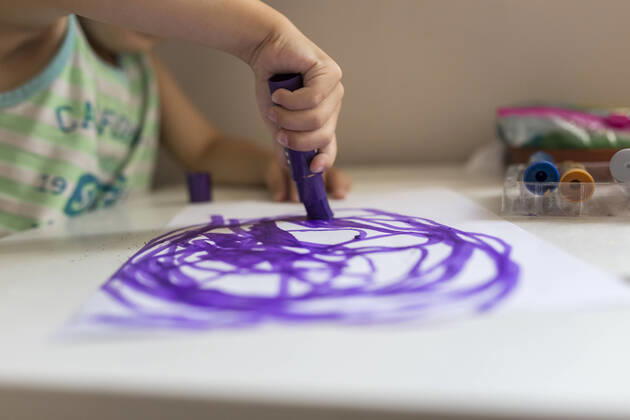 IMAGO Creative: Gesellschaft, Integration Hand of small child learning to drew with purple marker Szczecin, West Pomeranian Voivodeship, Poland CR_XCKH21111565-860686-01 ,model released, Symbolfoto