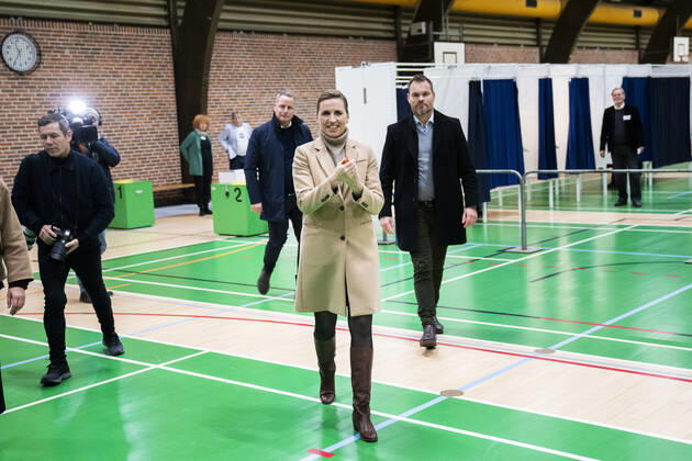 Statsminister Mette Frederiksen (S) stemmer i Hareskov tirsdag den 16. november 2021. Den 16. november er der kommunalvalg og regionsraadsvalg i Danmark. , Copenhagen Denmark Copyright: MartinxSylvestx cop114 spdk20211116-110722-L