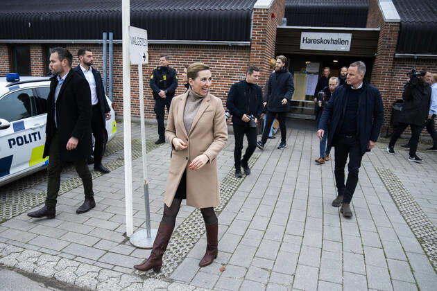 Statsminister Mette Frederiksen (S) stemmer i Hareskov tirsdag den 16. november 2021. Den 16. november er der kommunalvalg og regionsraadsvalg i Danmark. , Copenhagen Denmark Copyright: MartinxSylvestx cop114 spdk20211116-110805-L