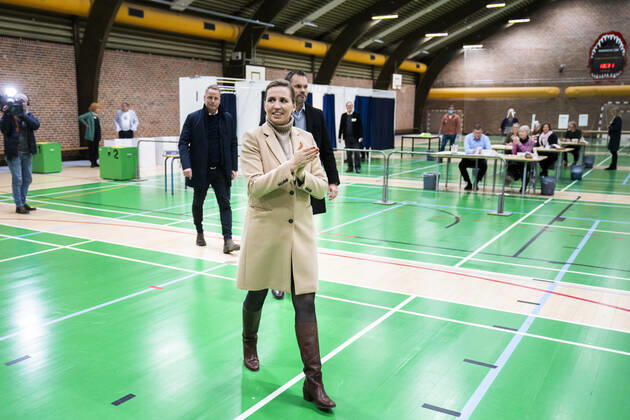 Statsminister Mette Frederiksen (S) stemmer i Hareskov tirsdag den 16. november 2021. Den 16. november er der kommunalvalg og regionsraadsvalg i Danmark. , Copenhagen Denmark Copyright: MartinxSylvestx cop114 spdk20211116-111004-L