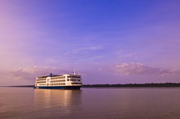 Iberostar Grand Amazon Kreuzfahrtschiff auf dem Amazonas , Brasilien, Amazonasgebiet Iberostar Grand Amazon Cruise Ship on the Amazon River, Brazil, Amazon region BLWS657115