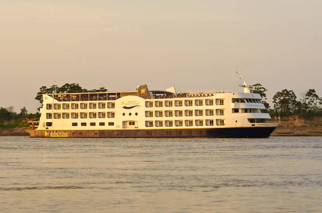 Iberostar Grand Amazon Kreuzfahrtschiff auf dem Amazonas , Brasilien, Amazonasgebiet Iberostar Grand Amazon Cruise Ship on the Amazon River, Brazil, Amazon region BLWS657111