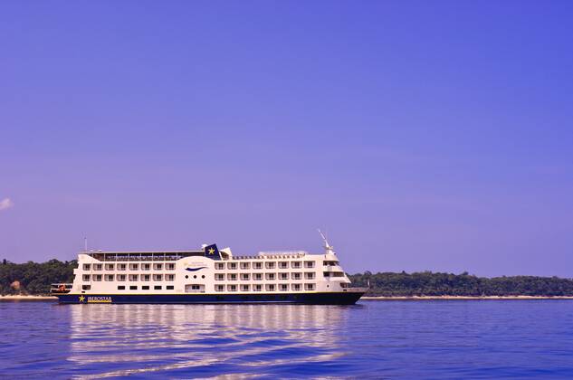 Iberostar Grand Amazon Kreuzfahrtschiff auf dem Amazonas , Brasilien, Amazonasgebiet Iberostar Grand Amazon Cruise Ship on the Amazon River, Brazil, Amazon region BLWS657112