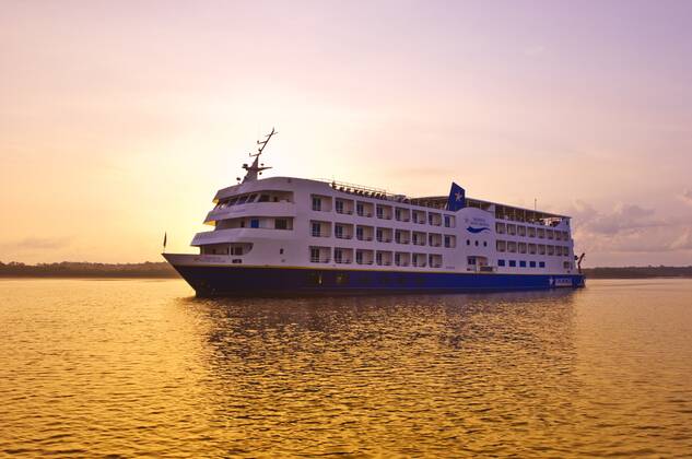 Iberostar Grand Amazon Kreuzfahrtschiff auf dem Amazonas , Brasilien, Amazonasgebiet Iberostar Grand Amazon Cruise Ship on the Amazon River, Brazil, Amazon region BLWS657113