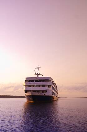 Iberostar Grand Amazon Kreuzfahrtschiff auf dem Amazonas , Brasilien, Amazonasgebiet Iberostar Grand Amazon Cruise Ship on the Amazon River, Brazil, Amazon region BLWS657114