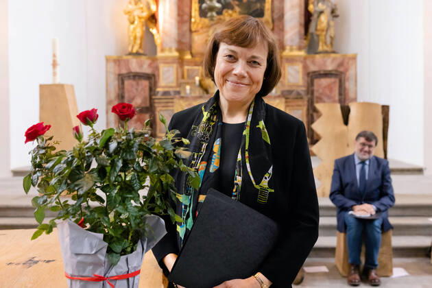 Bilder des Jahres 2021, News 11 November News Themen der Woche KW46 News Bilder des Tages Die Ratsvorsitzende der Evangelischen Kirche in Deutschland (EKD) und westfaelische Praeses Annette Kurschus (Foto) hat am Mittwoch (17.11.2021) den Bonner Oekumenischen Predigtpreis fuer ihr Lebenswerk erhalten. Der emeritierte Theologie-Professor Reinhard Schmidt-Rost hob in seiner Laudatio auf der Preisverleihung in der Bonner Namen-Jesu-Kirche Kurschus beruehrende Ansprachen in Gottesdiensten von hohem oeffentlichen Interesse hervor. Der Jury zufolge setzte Kurschus Standards dafuer, was die Predigt einer Kirchenrepraesentantin leisten kann. Der Preis fuer die beste Einzelpredigt ging an den Rundfunkpastor beim NDR, Marco Voigt, fuer einen Beitrag zum Thema Hoeren . Die oeffentliche Verleihung des Predigtpreises soll den Dialog zwis Copyright: epd-bild MeikexBoeschemeyer EDITORIAL USE ONLY