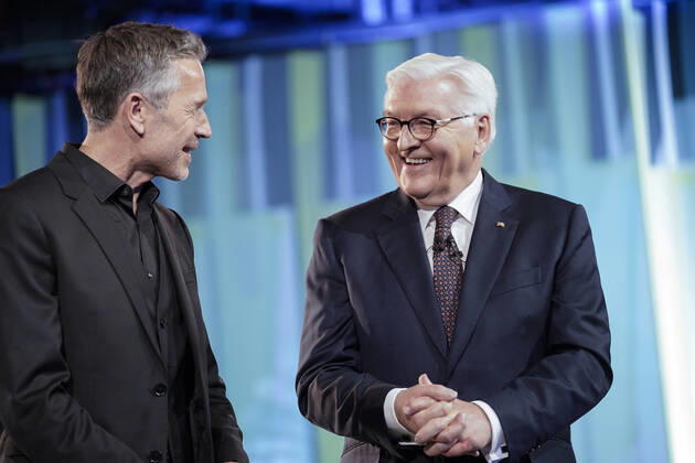 Verleihung des Deutschen Zukunftspreis 2021, Preis des Bundespraesidenten fuer Technik und Innovation Aktuell, 17.11.2021, Berlin, Frank-Walter Steinmeier gemeinsam mit dem Moderator Dirk Steffens bei der Siegerehrung beim Deutschen Zukunftspreis 2021 bei der Verleihung durch den Bundespraesidenten Berlin Berlin Deutschland