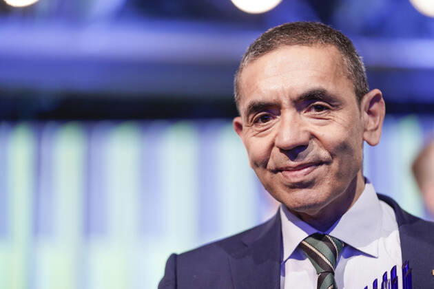 Verleihung des Deutschen Zukunftspreis 2021, Preis des Bundespraesidenten fuer Technik und Innovation Aktuell, 17.11.2021, Berlin, Ugur Sahin im Portrait, der Preistraeger und Gewinner des Deutschen Zukunftspreis 2021 gemeinsam mit seinem Unternehmen BioNtech bei der Verleihung durch den Bundespraesidenten Berlin Berlin Deutschland